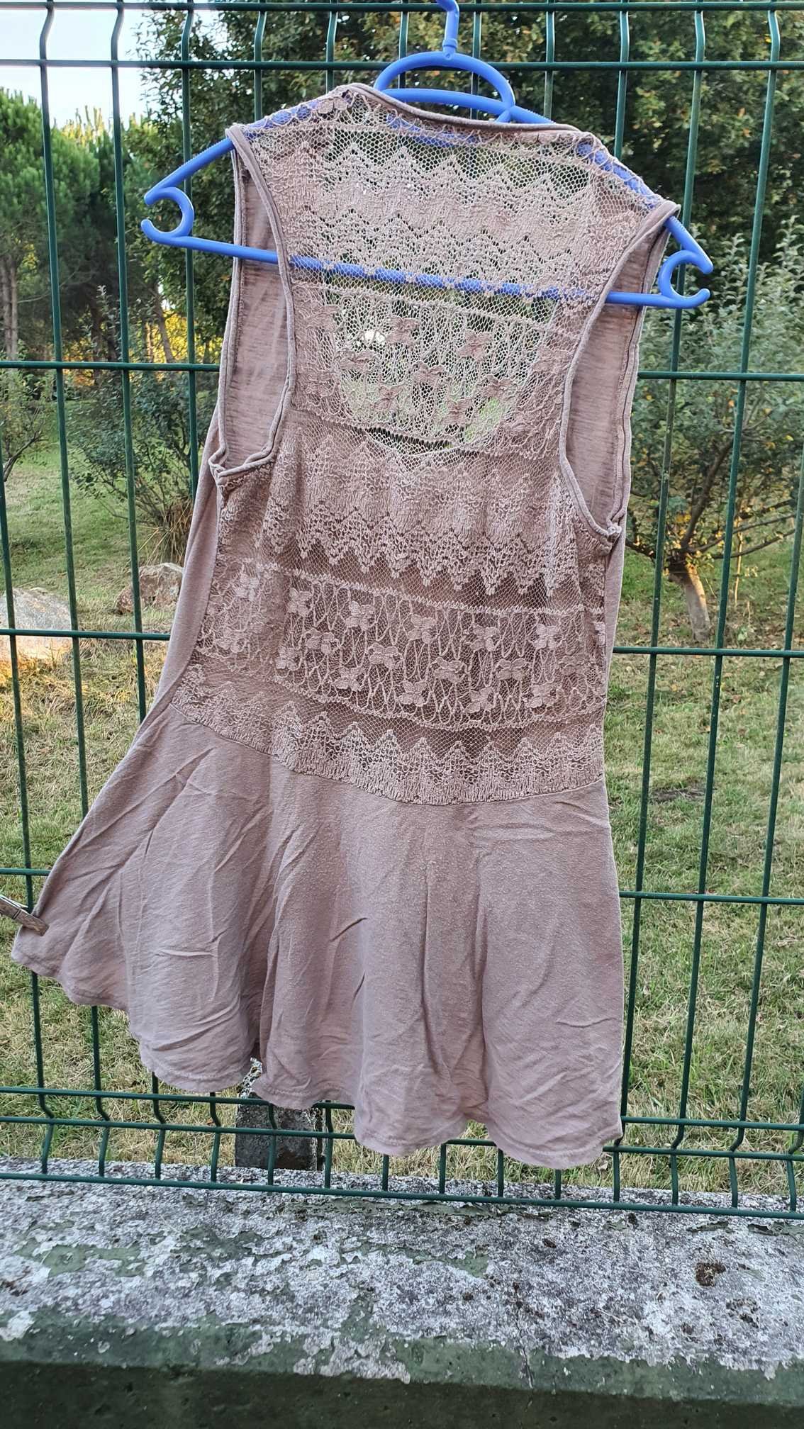 Camiseta sin manga marrón con mariposa - Imagen 3